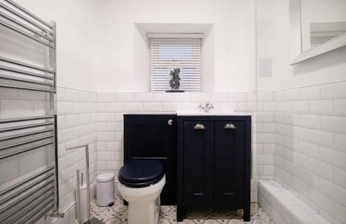 NEW! Luxurious Cottage in Durham by Stay With Us, Ideal for Large Groups & Families, Hot Tub, Sleeps 10! - Foto 14