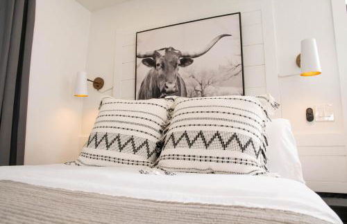 Walk to Best Eats and Shops and Stay in Style - Photo 15