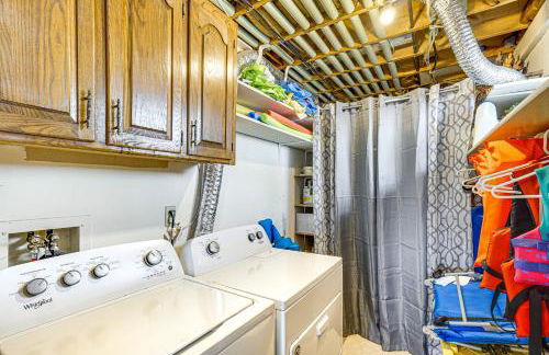 Beach and Dock! Lakefront Ozarks A-Frame Retreat - Foto 25