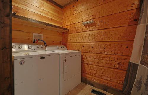 2BR Fishing Cabin w Fire Pit, Hot Tub, EV Charger - Foto 42