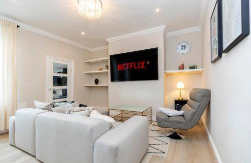 Bright & Comfortable 4-Bed Home 9 mins from Newcastle City Center - Free Parking - Foto 1