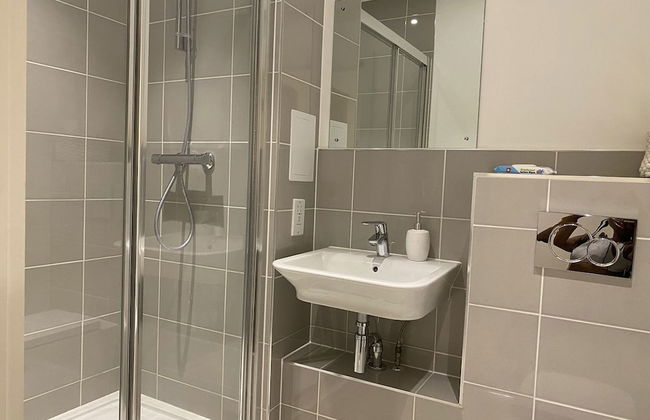 Cosy Stunning two Bed Apartment With Balcony - Foto 13