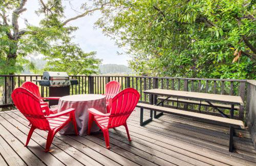 2 Mi to Downtown Coos Bay: Home w/ Deck, Fire Pits - Photo 2