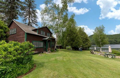 Tranquil Cabin on a Lake with Private Porch near Lebanon, New Hampshire - Foto 1