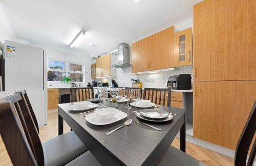 Cozylease 3 Bedroom Canary Wharf Family,Workcation, Fast WiFi, Workspace,1 stop to City - Photo 50