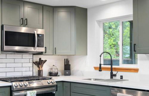 Luxe Chalet at Rainier Entrance with Hot Tub-AC-WiFi - Photo 22