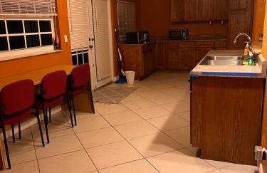 Entire Single Family home 3 bed 2 bath in water front big cozy back yard view - Foto 14