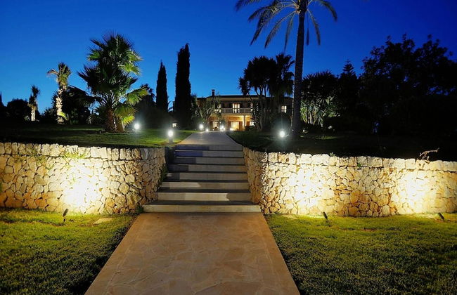 Exquisite Villa With Views - Photo 35