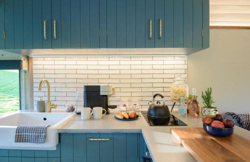 American School Bus Retreat with Hot Tub in Sussex Meadow - Foto 3