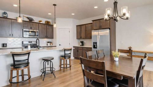 Scenic Modern Home with Private Patio & Fireplace - Foto 3