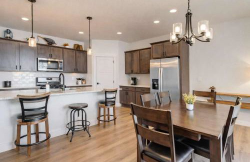 Scenic Modern Home with Private Patio & Fireplace - Foto 3