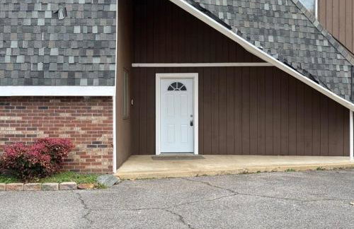 Stylish Remodeled 23 Large beds Near Elvis Presley - Foto 20