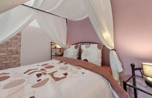 Amazing Home In Neuilly Le Vendin - Photo 23