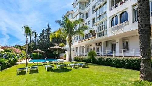 Modern 1BR Walk to Beach, Casino & Puerto Banús - Foto 5, Garden, sunbed