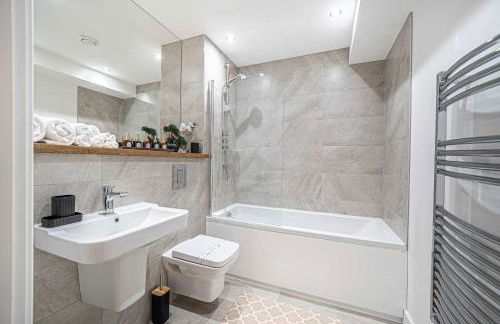 Leeds City Centre 2BR Apartment - Luxury Stay with Private Terrace - Foto 16