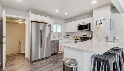 Newly Built 3BD Retreat w Mtn Views & Game Room - Photo 4