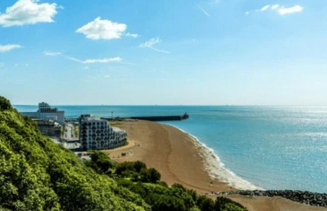 Folkestone - 1BR Apartment - Sauna - Pet Friendly - Foto 11
