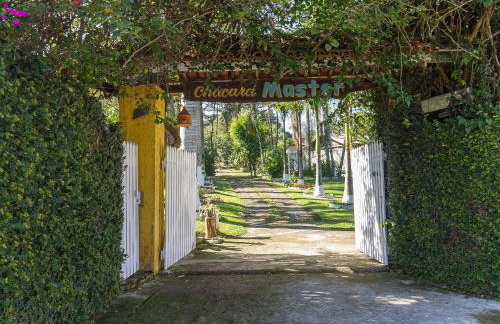 Piscina, jardim, área gourmet e vista arborizada - Foto 44