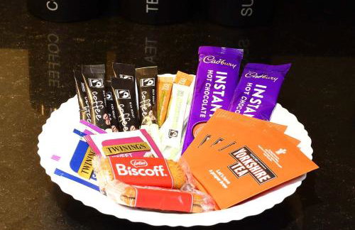 Spacious Dewsbury Home, 8 beds, sleeps 10, Free Parking and Wifi, 3 TVs, Close to motorways - Foto 29