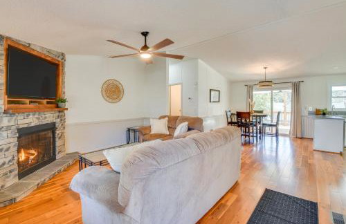 Deck, Grill and Dock Access Lake Keowee Retreat! - Foto 1