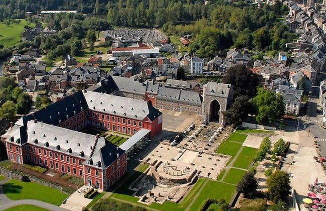 Beautiful Holiday Home with Hot Tub, Sauna & Monumental Fireplace - Photo 30