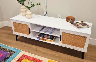 Luxe King Suite, Cozy Sectional, Gym, Pool, U of A - Photo 11