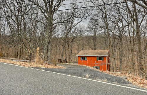 4 Mi to Tubing Cozy Bushkill Cabin with Deck! - Foto 30