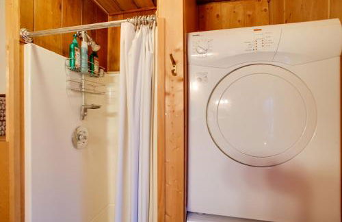 Charming Lakefront Cabin with Deck and Fire Pit! - Foto 15