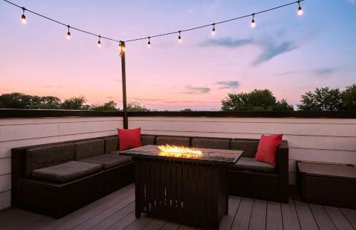 Stylish 3 Bed Retreat, Rooftop, Parking, Sleeps 10, Ensuite Baths, Bunk Room, Gourmet Kitchen, Cozy Living Space, Rooftop Views & Fire Table, Near Downtown, Distilleries & Marathon Village, 24 Hr Hospitality - Foto 12