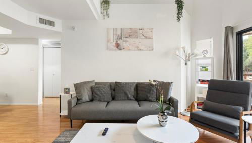 Mid-Century, Two-story with private Balconies & Pool view - Foto 2