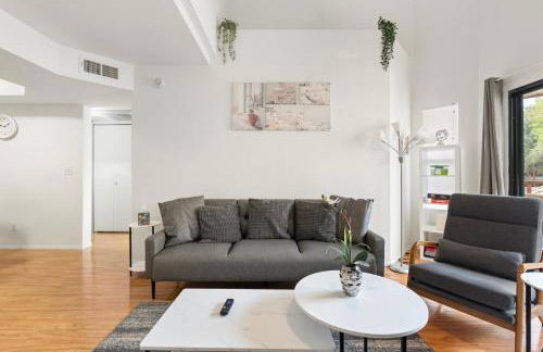 Mid-Century, Two-story with private Balconies & Pool view - Foto 2