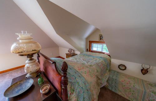 1920s Phoenicia Bungalow with Vintage Furnishings, Sauna, Fireplace, & Fenced Backyard - Foto 22