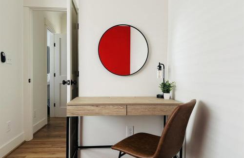 Bancroft Bungalow - Hot Tub, Fire Pit - Near Uptown - Foto 40