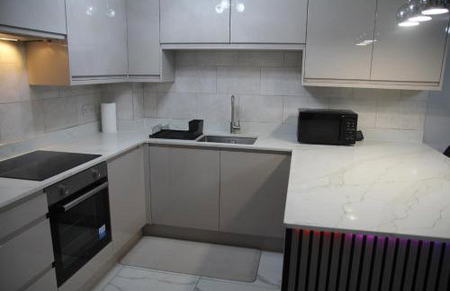 Comfy 2-bedroom Flat with Private Parking - Foto 38