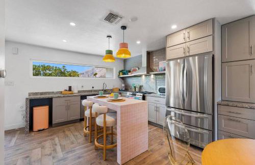 Whimsical Oasis Retreat by Rather Be Properties - Foto 39