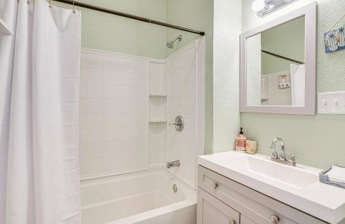 half Mi to Seawall! Family Home with Furnished Patio - Foto 16