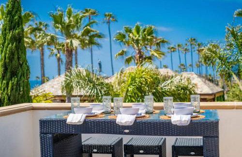 Mediterranean Beauty with Rooftop Deck and Views - Foto 10