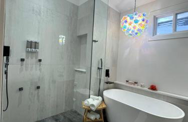 Chic Luxe Spa Retreat Light Filled King Bed Garage - Foto 1