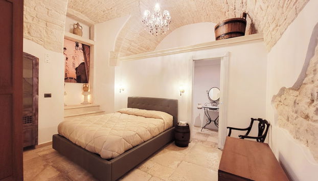 GIOVINAZZO HISTORIC APULIA old town stone house with private patio - Foto 2, Imagen principal