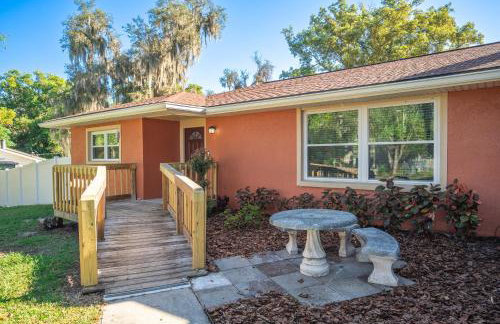 Wood Circle House - Dog Friendly with Fenced in Backyard - Foto 70