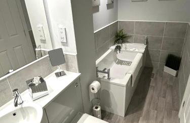 3 bedroom - 2 bathroom Townhouse in Corstorphine Near Murrayfield Stadium - Direct Bus To Edinburgh City Centre in 20 Minutes - Two Private Parking Spaces - Private Sunny Garden - Recently Refurbished - Foto 27