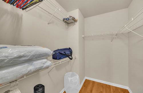 Relaxing 3BR Duplex Home w/ Pool & Patio - Foto 9