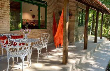 Casa charmosa em condomínio arborizado - Foto 2