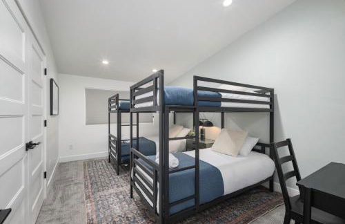 Light-Filled Modern Flat Near 25th Street Fun - Photo 16