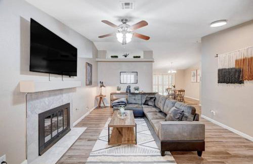 Cozy Getaway with King Bed, BBQ & Spacious Backyard - Photo 2