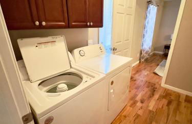 Peaceful Townhouse Near Lake - Foto 14