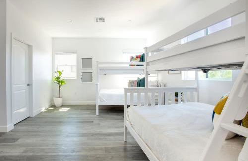 Luxury Townhome with Gated Parking and Private Balcony - Photo 13