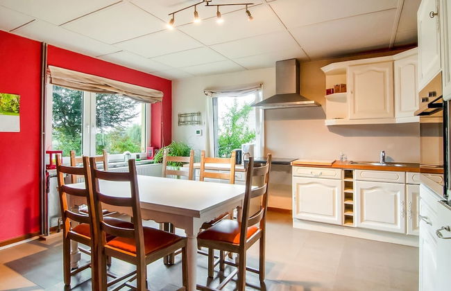 Tranquil Holiday Home With Private Garden - Photo 14