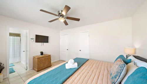 Covered Back Patio Covered Parking Game Room WIFI Smart TV's every room Washer & Dryer - Photo 4