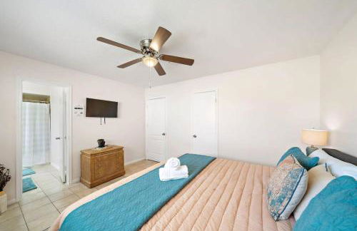 Covered Back Patio Covered Parking Game Room WIFI Smart TV's every room Washer & Dryer - Foto 4